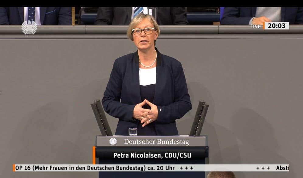 Bundestag diskutiert über Erhöhung des Anteils der Frau­en im Parlament