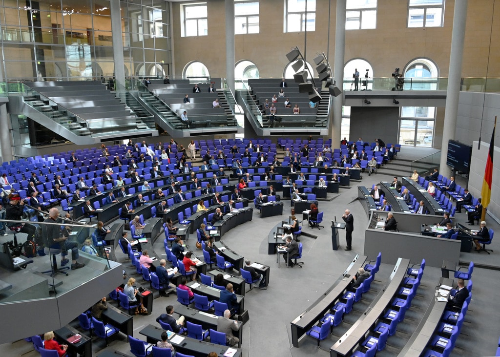Der Deutsche Bundestag verlängert die epide­mische Lage von nationaler Trag­weite