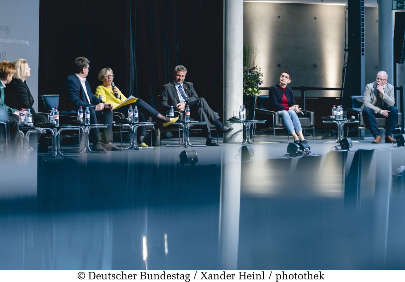Podiumsdiskussion im Deutschen Bundestag zur Minderheitenpolitik und zur Wanderausstellung ＂Was heißt hier Minderheit?＂